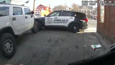 capitán desinfectar lechuga Video de cámara corporal muestra a patrulla policial embestida por auto en  Connecticut – Telemundo Nueva Inglaterra