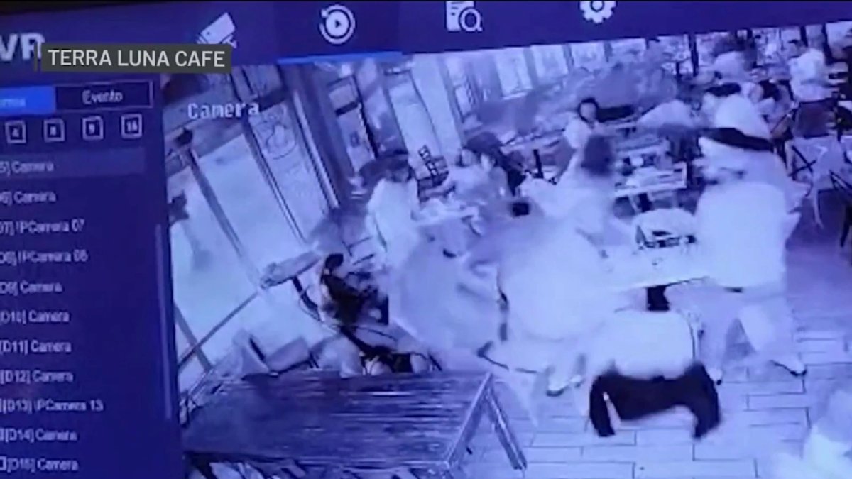 Tres personas heridas tras auto chocar contra restaurante Terra Luna en