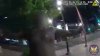 En video: policía da emotivo abrazo a hombre que le dijo que su padre fue asesinado frente a él