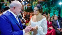 Lula da Silva se casa por tercera vez en medio de cánticos electorales