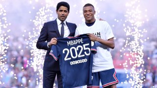 Kylian Mbappé con el presidente del PSG tras firmar la extensión de su contrato.