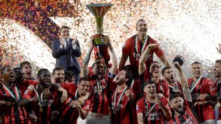 El defensa Alessio Romagnoli (con el trofeo), el delantero sueco Zlatan Ibrahimovic (arriba a la derecha), el delantero francés Olivier Giroud (abajo a la derecha) y los jugadores del AC Milan celebran el campeonato de la Serie A italiana el 22 de mayo de 2022 en el estadio Mapei - Citta del Tricolore en Sassuolo.