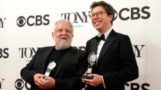 Simon Russell Beale (izq.) y Ben Power (der.) posan en la sala de prensa tras ganar el premio a Mejor Actuación de Actor Protagónico en una Obra y Mejor Obra, respectivamente para 'The Lehman Trilogy', durante los 75º Premios anuales Tony en Radio City Music Hall en Nueva York, Nueva York.