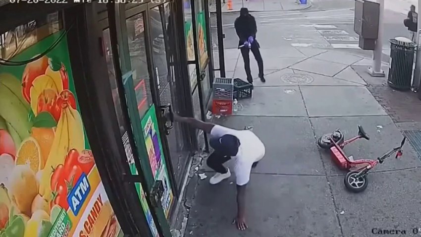 Estilo sicario: captan en video a encapuchado baleando a hombre afuera de una tienda