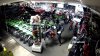 En Video: Ladrones estrellan camión U-Haul en tienda y roban motocicletas