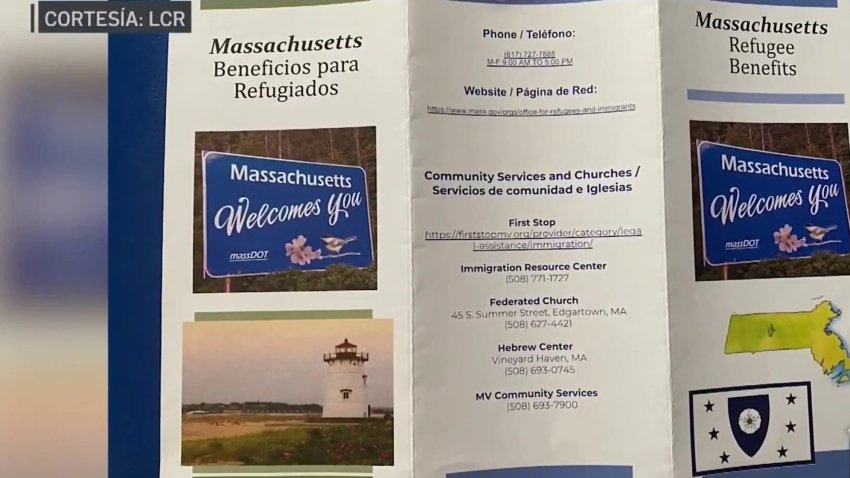 Inmigrantes llevados a Martha’s Vineyard demandan a gobernador de Florida