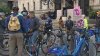 Manifestantes en bicicleta protestan en Copley Square