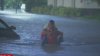 Reportero rescata a mujer de inundaciones causadas por Ian en Orlando