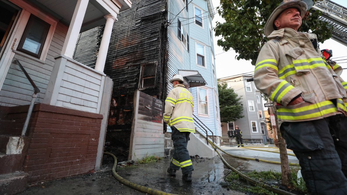 Incendio causa daños extensos en edificio de apartamentos en Chelsea