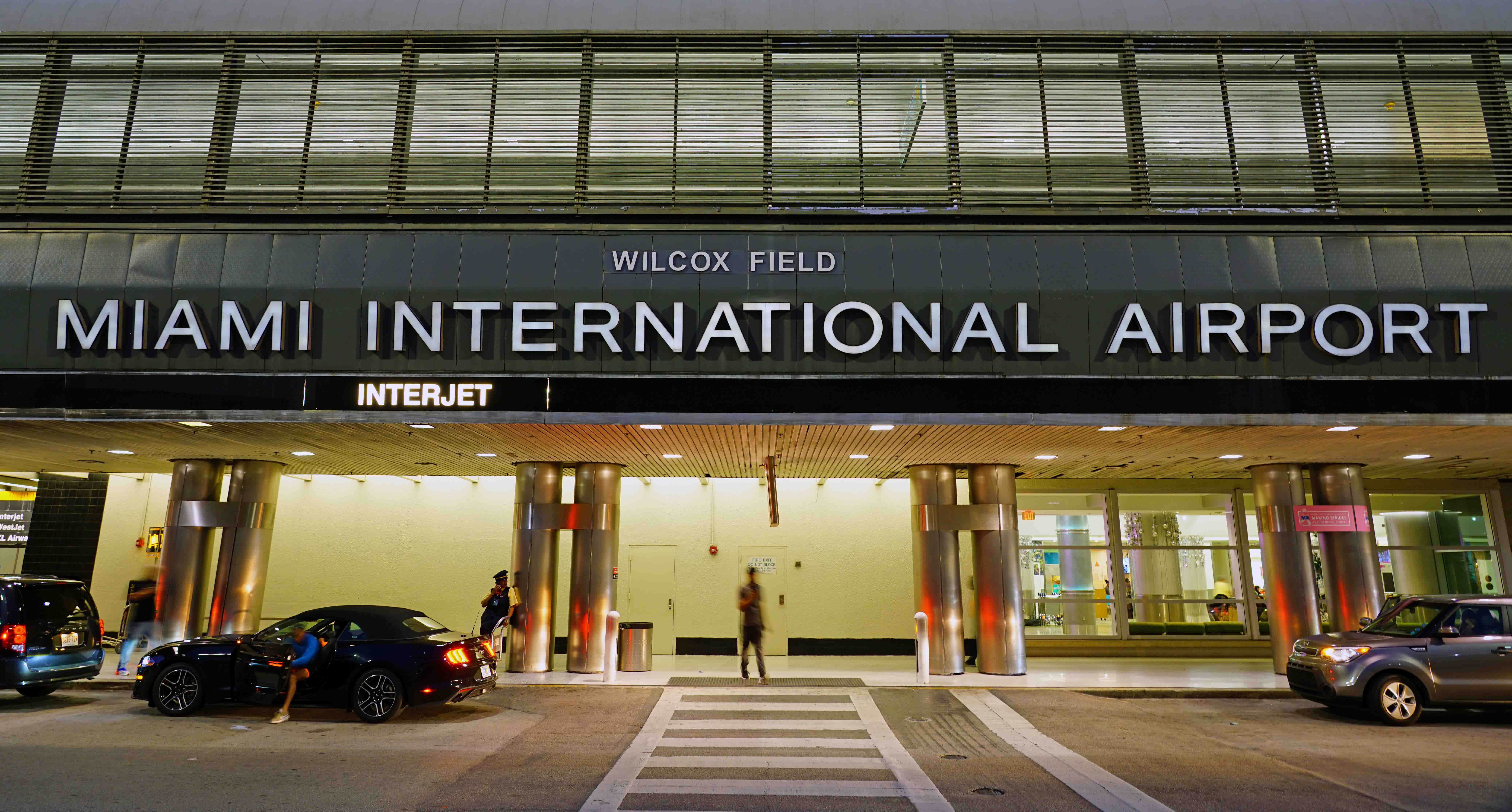 Aeropuertos en Miami permanecen abiertos; aún reportan retrasos y cancelaciones tras el paso de Ian