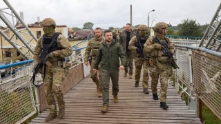 Presidente Zelenskyy rodeado de soldados ucranianos