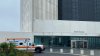 Trabajador sufre caída en la biblioteca JFK en Dorchester, según la Policía