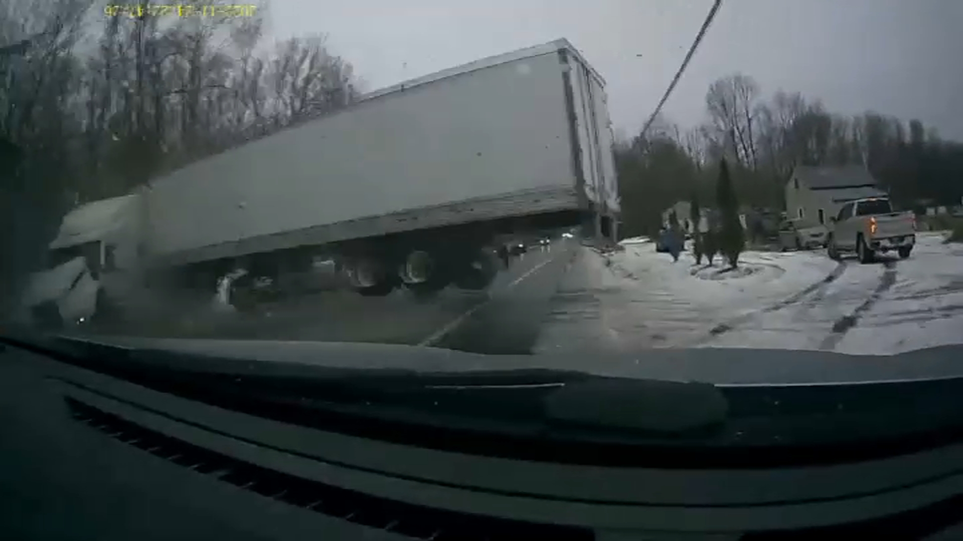 Dramático video: camión se resbala en hielo negro en Maine y por poco ocasiona tragedia