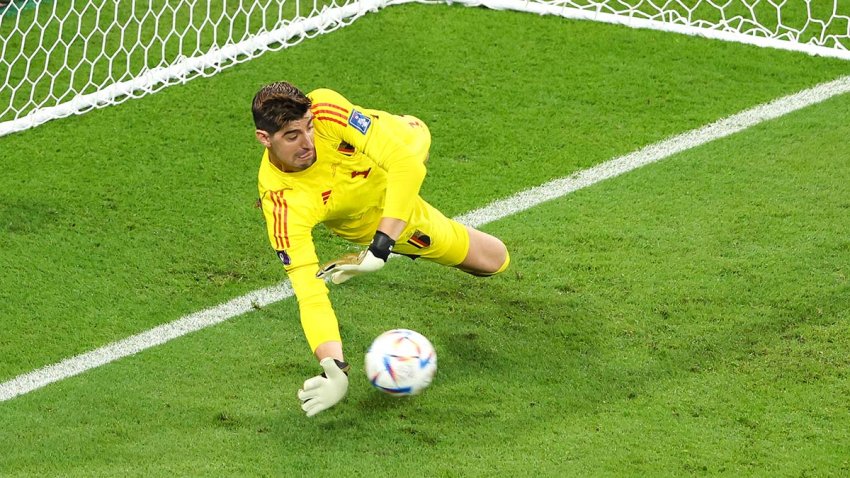 Courtois le ataja un penal a Alphonso Davies y salva a Bélgica