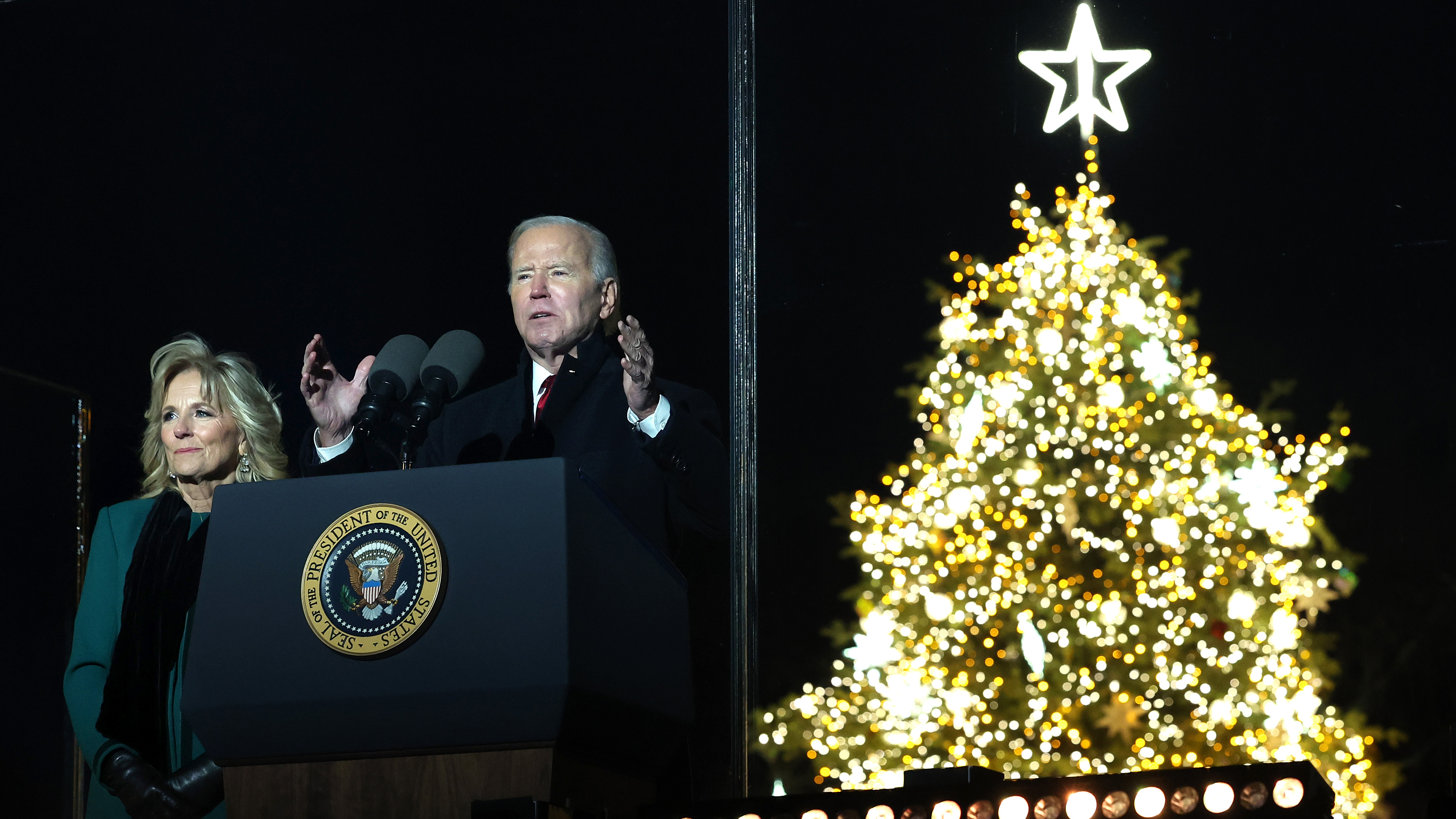 Biden y la primera dama encienden el árbol de Navidad de la Casa Blanca