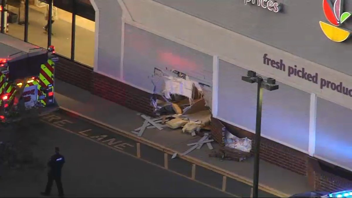 Auto se estrella contra supermercado Stop and Shop en Swampscott, MA