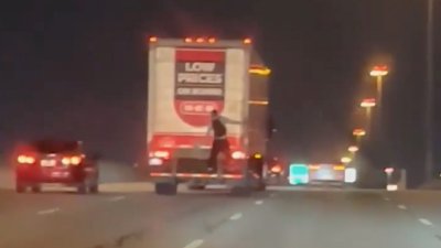 De infarto: lo captan viajando agarrado de un camión en plena autopista