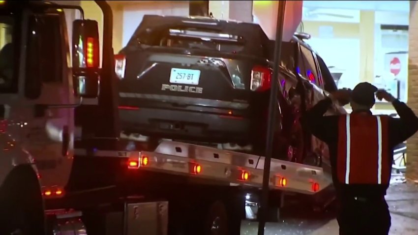 Hombre choca patrulla de policía robada contra restaurante