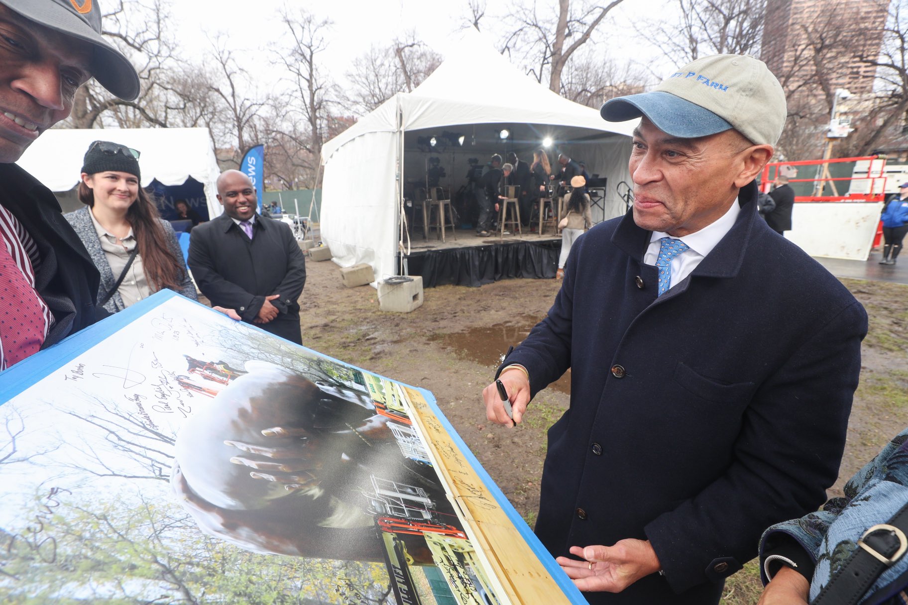 <br>El exgobernador de Massachusetts, Deval Patrick, fue parte de la ceremonia de inauguración de "The Embrace".