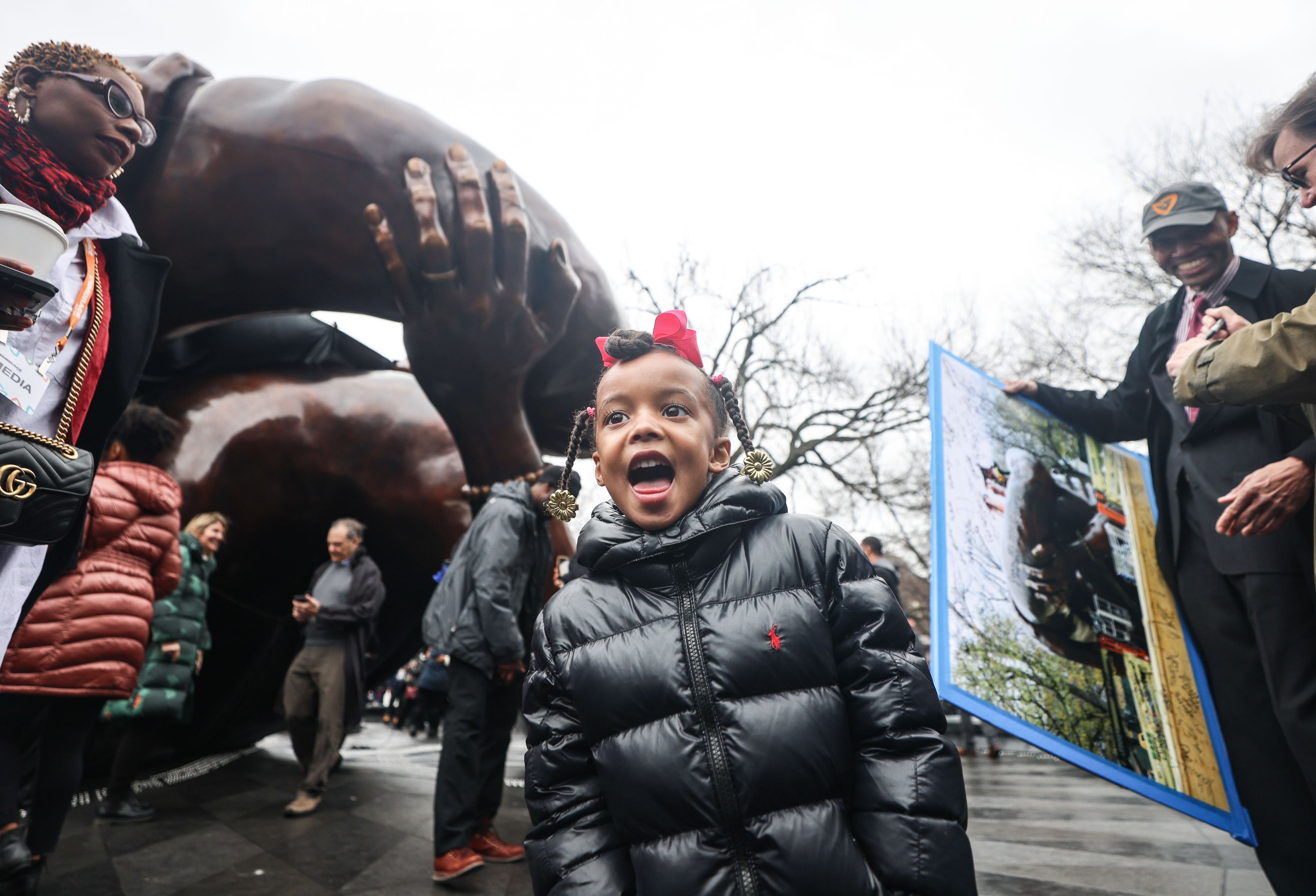 Zenzele Thomas, de 4 años, hija del diseñador del monumento conmemorativo "The Embrace", Hank Willis Thomas, en la ceremonia del viernes.