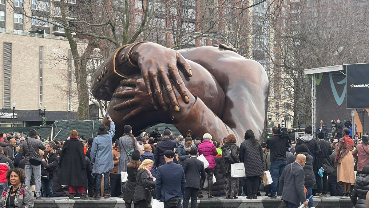 The Embrace statue inaugurated in Boston – Telemundo New England