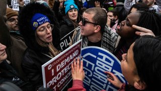 Manifestantes pro y contra el aborto se enfrentan frente a la Corte Suprema durante una manifestación de la Marcha de las Mujeres en Washington DC el domingo 22 de enero de 2023.