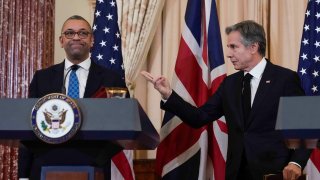 El Secretario de Estado Antony Blinken (D) habla en una conferencia de prensa con el Secretario de Relaciones Exteriores del Reino Unido James Cleverly el 17 de enero de 2023 en Washington DC.