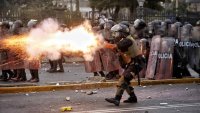 Policía de Perú investiga la muerte de un manifestante en Lima; sube a 65 el total de fallecidos