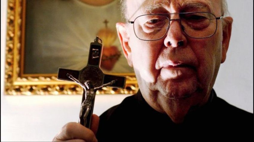 La increíble historia del cura que no le tuvo miedo a Satanás: hizo más de 70,000 exorcismos