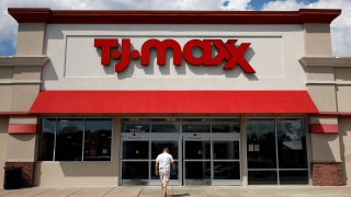 Un comprador entra en un T.J. Maxx en el Mall at Prince George's en Hyattsville, Maryland, en agosto. Foto de archivo.