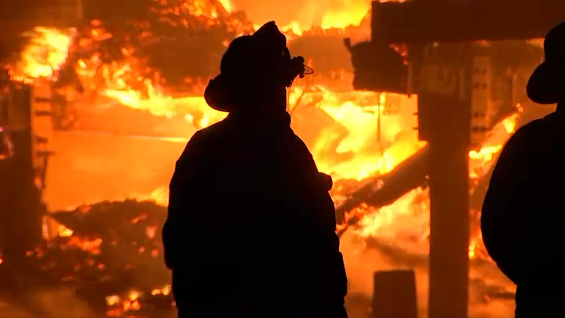 FOTOS: Incendio arropa múltiples estructuras en Scituate, MA