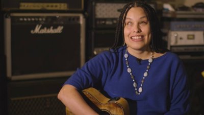 Cantautora invidente de Chelsea llega a los rincones más icónicos de Nueva Inglaterra a través de su música