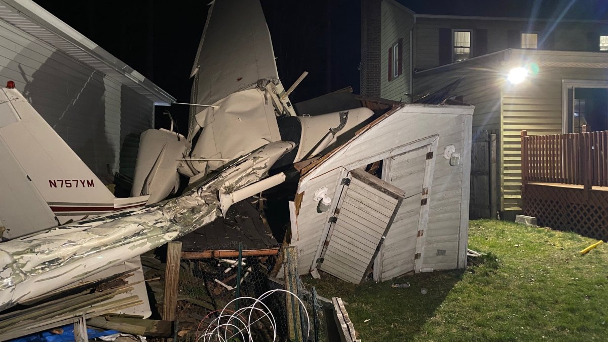 se estrella entre dos casas en Danbury, CT Telemundo Nueva