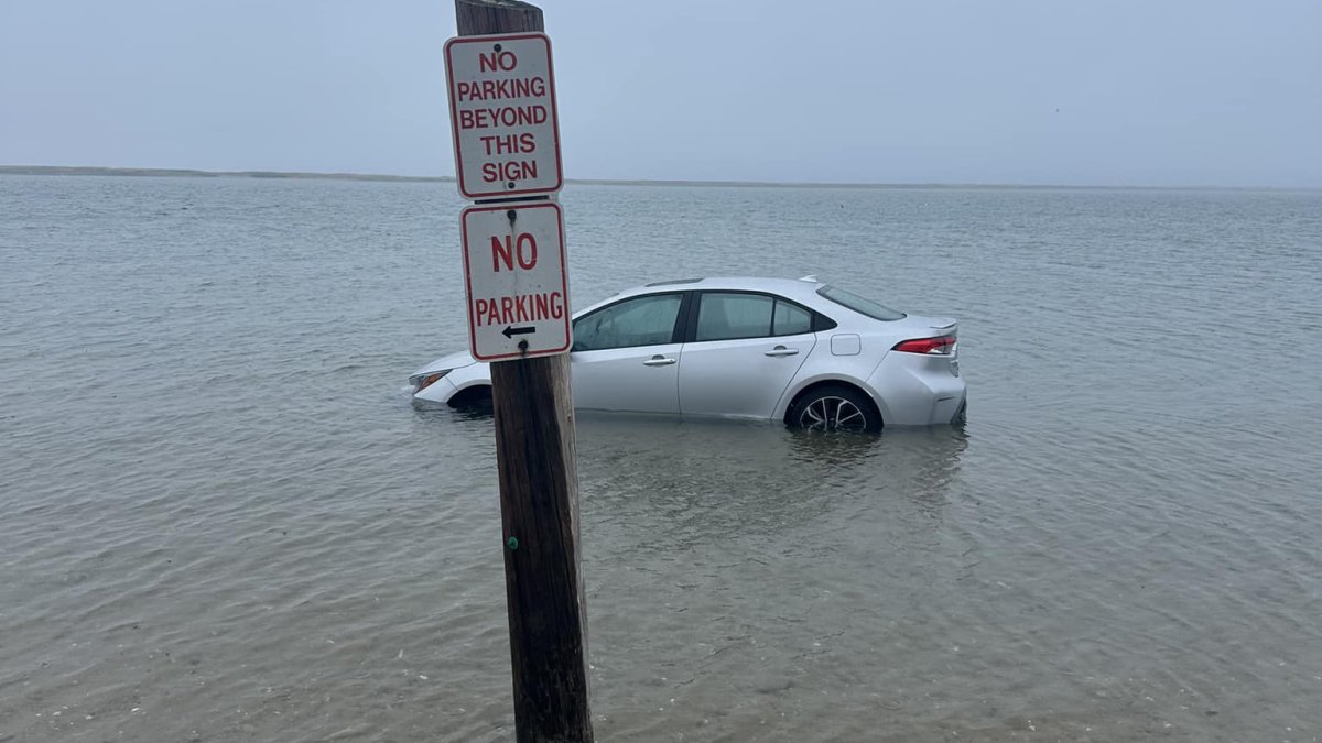 Duxbury, MA Auto sumergido en el agua Telemundo Nueva Inglaterra