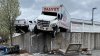 Camión choca contra muro de contención en gasolinera de Norfolk