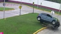 Video viral: se estrella contra un poste de luz en pleno examen de conducción