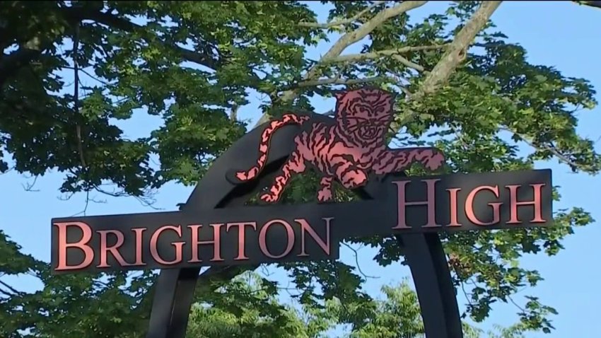 Mujer adulta se hace pasar por estudiante en 3 escuelas de Boston