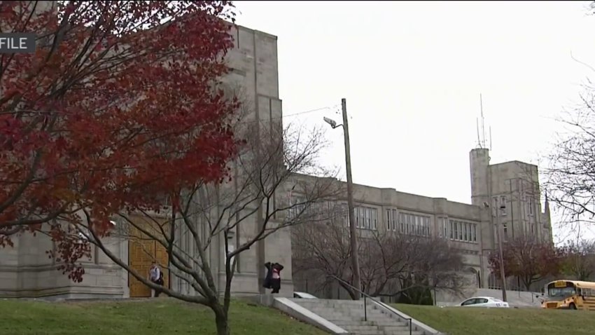 Mujer acusada por hacerse pasar por estudiante en Boston