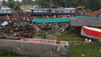 India: error de señalización sería la causa del descarrilamiento de trenes que dejó cientos de muertos