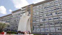 El papa Francisco sale de cirugía, el Vaticano dice que no hubo complicaciones