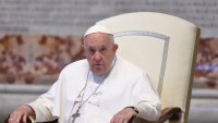 El papa Francisco sigue recuperándose de la cirugía, permanecerá hospitalizado
