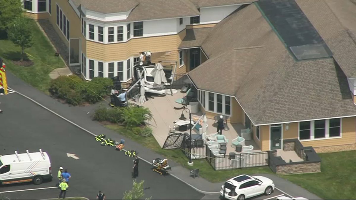 Groveland, MA Auto se estrella contra edificio comunitario para