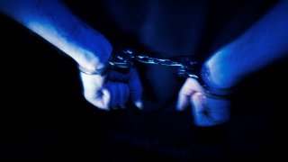 Ron Gibson, fue arrestado y acusado de un presunto asalto a un empleado.