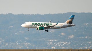 Si tienes deudas estudiantiles, puedes volar gratis en Frontier Airlines.