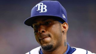 Wander Franco # 5 de los Tampa Bay Rays observa durante la quinta entrada contra los Cleveland Guardians en el Tropicana Field el 12 de agosto de 2023 en San Petersburgo, Florida.