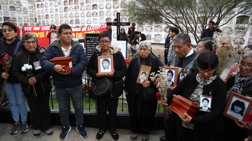 Entierran restos de estudiantes masacrados en 1992 en Perú