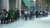 Fanáticos hacen larga fila frente a la tienda Apple de Boston por la salida del nuevo iPhone