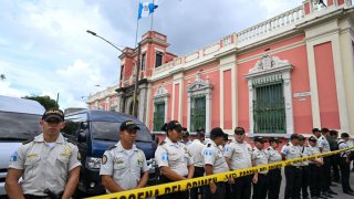 Policías acordonaron el viernes el Tribunal Electoral en la Ciudad de Guatemala, durante el allanamiento.