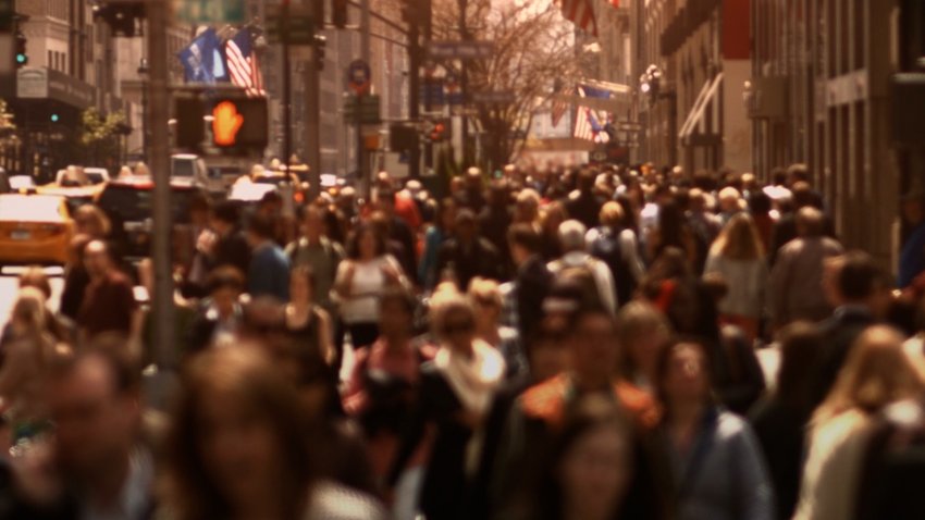 Gente caminando por la acera.