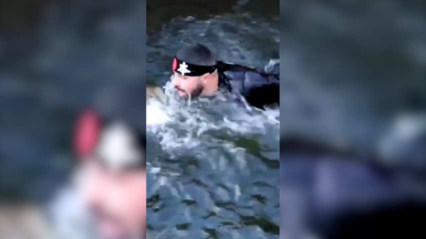 Un hombre nadando en una laguna de Disney World.